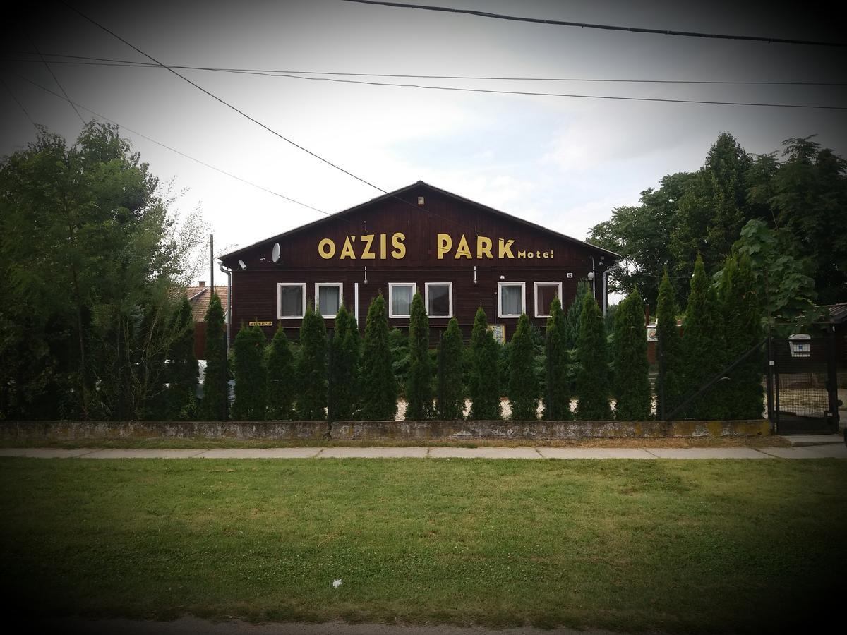 Oazis Park Motel Рацкеве Екстер'єр фото